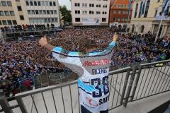 DEL - ERC Ingolstadt - Deutscher Meister 2014 - Eishockey - Meisterschaftsfeier - Ingolstadt Rathausplatz - Fanmeile - Jakub Ficenec (38) verabschiedet sich von den Fans, Tränen in den Augen und sprachlos