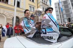 DEL - ERC Ingolstadt - Deutscher Meister 2014 - Eishockey - Meisterschaftsfeier - Ingolstadt Rathausplatz - Ankunft am Rathausplatz, Tyler Bouck (12) Derek Hahn (43) Patrick Köppchen (55) mit Pokal