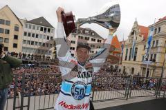 DEL - ERC Ingolstadt - Deutscher Meister 2014 - Eishockey - Meisterschaftsfeier - Ingolstadt Rathausplatz - Fanmeile - Derek Hahn (43) mit Pokal