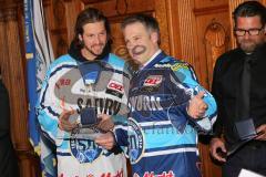 DEL - ERC Ingolstadt - Deutscher Meister 2014 - Eishockey - Meisterschaftsfeier - Ingolstadt Rathausplatz - Medaille von Oberbürgermeister Christian Lösel für Torwart Timo Pielmeier (51)