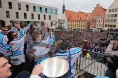 DEL - ERC Ingolstadt - Deutscher Meister 2014 - Eishockey - Meisterschaftsfeier - Ingolstadt Rathausplatz - Fanmeile - Schale Hymne Champions, die Spieler singen mit