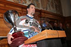 DEL - ERC Ingolstadt - Deutscher Meister 2014 - Eishockey - Meisterschaftsfeier - Ingolstadt Rathausplatz - Tyler Bouck (12) hält seine Rede als Kapitän mit Pokal