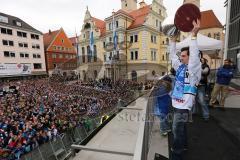 DEL - ERC Ingolstadt - Deutscher Meister 2014 - Eishockey - Meisterschaftsfeier - Ingolstadt Rathausplatz - Fanmeile - Tyler Bouck (12) mit dem Pokal vor den Fans