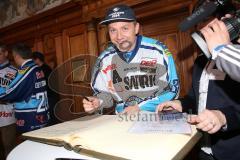 DEL - ERC Ingolstadt - Deutscher Meister 2014 - Eishockey - Meisterschaftsfeier - Ingolstadt Rathausplatz - Derek Hahn (43) trägt sich im Goldenen Buch der Stadt ein