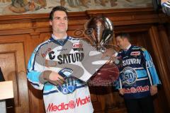 DEL - ERC Ingolstadt - Deutscher Meister 2014 - Eishockey - Meisterschaftsfeier - Ingolstadt Rathausplatz - Oberbürgermeister Christian Lösel verleiht Tyler Bouck (12) die Medaille der Stadt Ingolstadt
