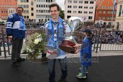 DEL - ERC Ingolstadt - Deutscher Meister 2014 - Eishockey - Meisterschaftsfeier - Ingolstadt Rathausplatz - Tyler Bouck (12) Verabschiedung mit Pokal und Blumen