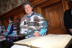 DEL - ERC Ingolstadt - Deutscher Meister 2014 - Eishockey - Meisterschaftsfeier - Ingolstadt Rathausplatz - Patrick Köppchen (55)trägt sich im Goldenen Buch der Stadt ein