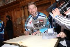 DEL - ERC Ingolstadt - Deutscher Meister 2014 - Eishockey - Meisterschaftsfeier - Ingolstadt Rathausplatz - Tim Hambly (14) trägt sich im Goldenen Buch der Stadt ein