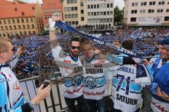 DEL - ERC Ingolstadt - Deutscher Meister 2014 - Eishockey - Meisterschaftsfeier - Ingolstadt Rathausplatz - Fanmeile - Schale Hymne Champions, die Spieler singen mit, Derek Dinger (47) und Björn Barta (33)