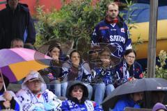 ERCI Fans fiebern dem Sieg im Finale gegen die Kölner Haie entgegen. Wonnemar Beach Club Ingolstadt, Public Viewing