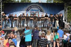 ERC Ingolstadt - Saisoneröffnungsfeier an der Saturn Arena - Mannschaft auf der Bühne