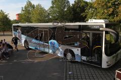 ERC Ingolstadt - Saisoneröffnungsfeier an der Saturn Arena - der beklebte Stadtbus kommt mit den Spielern zur Bühne