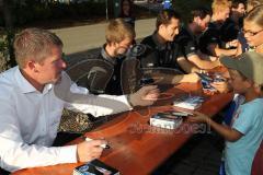 ERC Ingolstadt - Saisoneröffnungsfeier an der Saturn Arena - Autogrammstunde Cheftrainer Niklas Sundblad