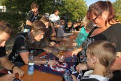 ERC Ingolstadt - Saisoneröffnungsfeier an der Saturn Arena - Autogrammstunde Patrick Köppchen (55)