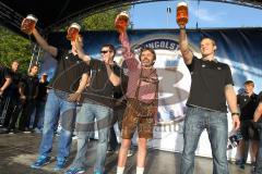 ERC Ingolstadt - Saisoneröffnungsfeier an der Saturn Arena - Maßkrugstemmen, Rudi wie jedes Jahr der Gewinner, rechts Tim Conboy (4)