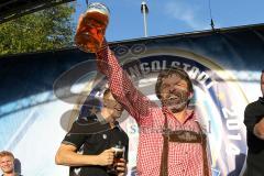 ERC Ingolstadt - Saisoneröffnungsfeier an der Saturn Arena - Maßkrugstemmen, Rudi wie jedes Jahr der Gewinner