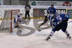 ERC Schüler - Straubing Tigers - Nico Meyer (ERC #7) mit Schuß auf das Tor - Foto: Jürgen Meyer