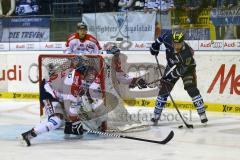 DEL - ERC Ingolstadt - Eisbären Berlin - Jeffrey Szwez versucht sich gegen die Berliner Abwehr durchzusetzen. Foto: Adalbert Michalik