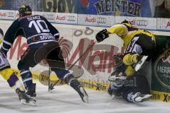 DEL - ERC Ingolstadt - Krefeld Pinguine - Jeffrey Szwez (#10 ERC Ingolstadt) - Jean-Francois Boucher (#84 ERC Ingolstadt) am Boden -  Foto: Jürgen Meyer