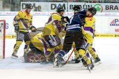 DEL - ERC Ingolstadt - Krefeld Pinguine - Petr Taticek (#17 ERC Ingolstadt) - #86 Daniel Pietta Krefeld - Foto: Jürgen Meyer