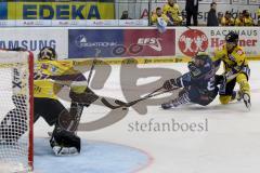 DEL - ERC Ingolstadt - Krefeld Pinguine - Jean-Francois Boucher (#84 ERC Ingolstadt) - Felix Bick Torwart Krefeld -  Oliver Mebus #22 Krefeld - Foto: Jürgen Meyer