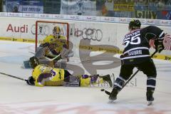 DEL - ERC Ingolstadt - Krefeld Pinguine -  Patrick Köppchen (#55 ERC Ingolstadt) - Fischer #5 Krefeld - Thomas Duba Torwart Krefeld - Foto: Jürgen Meyer