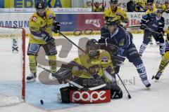 DEL - ERC Ingolstadt - Krefeld Pinguine - John Laliberte (#15 ERC Ingolstadt) - Felix Bick Torwart Krefeld - Foto: Jürgen Meyer