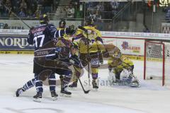 DEL - ERC Ingolstadt - Krefeld Pinguine - Ryan MacMurchy (#27 ERC Ingolstadt) zum 2:1 Führungstreffer - Petr Taticek (#17 ERC Ingolstadt) -  Foto: Jürgen Meyer