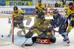 DEL - ERC Ingolstadt - Krefeld Pinguine - John Laliberte (#15 ERC Ingolstadt) - Felix Bick Torwart Krefeld - Foto: Jürgen Meyer