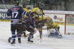 DEL - ERC Ingolstadt - Krefeld Pinguine - Ryan MacMurchy (#27 ERC Ingolstadt) zum 2:1 Führungstreffer - Petr Taticek (#17 ERC Ingolstadt) -  Foto: Jürgen Meyer