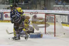 DEL - ERC Ingolstadt - Krefeld Pinguine - Patrick Hager (#52 ERC Ingolstadt) mit dem 3:1 Führungstreffer -  Thomas Duba Torwart Krefeld - Foto: Jürgen Meyer