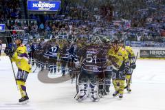 DEL - ERC Ingolstadt - Krefeld Pinguine -  Die Mannschaften beim Abklatschen nach dem Spiel - Foto: Jürgen Meyer