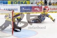 DEL - ERC Ingolstadt - Krefeld Pinguine - Jean-Francois Boucher (#84 ERC Ingolstadt) - Felix Bick Torwart Krefeld -  Oliver Mebus #22 Krefeld - Foto: Jürgen Meyer