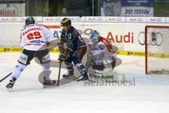 DEL - ERC Ingolstadt - Eisbären Berlin - Patrick Hager nimmt Petri Vehanen die Sicht. Foto: Adalbert Michalik