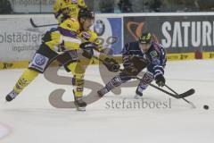 DEL - ERC Ingolstadt - Krefeld Pinguine -  Ryan MacMurchy (#27 ERC Ingolstadt) - Nick St Pierre #44 Krefeld - Foto: Jürgen Meyer