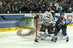 DEL - Eishockey - Finale 2015 - Spiel 5 - Adler Mannheim - ERC Ingolstadt - John Laliberte (ERC 15) weicht dem Puck aus