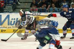 DEL - Eishockey - Finale 2015 - Spiel 5 - Adler Mannheim - ERC Ingolstadt - Sinan Akdag (MAN 7) hat den Schläger unter dem Helm von Jean-Francois Boucher (ERC 84)