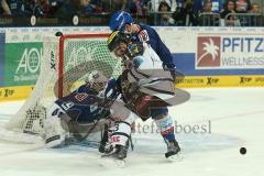 DEL - Eishockey - Finale 2015 - Spiel 5 - Adler Mannheim - ERC Ingolstadt - Derek Hahn (ERC 43) knapp am Tor von Torwart Dennis Endras (MAN 44)