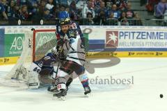 DEL - Eishockey - Finale 2015 - Spiel 5 - Adler Mannheim - ERC Ingolstadt - Derek Hahn (ERC 43) knapp am Tor von Torwart Dennis Endras (MAN 44)