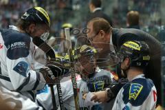 DEL - Eishockey - Finale 2015 - Spiel 5 - Adler Mannheim - ERC Ingolstadt - Cheftrainer Larry Huras auf der bank mit links Michel Périard (ERC 6) Jeffrey Szwez (ERC 10) Christoph Gawlik (ERC 19)