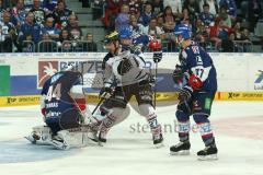 DEL - Eishockey - Finale 2015 - Spiel 5 - Adler Mannheim - ERC Ingolstadt - Ryan MacMurchy (ERC 27)  scheitert an Torwart Dennis Endras (MAN 44)