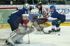 DEL - Eishockey - Finale 2015 - Spiel 5 - Adler Mannheim - ERC Ingolstadt - Brandon Buck (ERC 9) bei Torwart Dennis Endras (MAN 44) und hinter ihm Matthias Plachta (MAN 22)