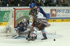 DEL - Eishockey - Finale 2015 - Spiel 5 - Adler Mannheim - ERC Ingolstadt - Derek Hahn (ERC 43) knapp am Tor von Torwart Dennis Endras (MAN 44)