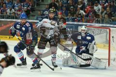 DEL - Eishockey - Finale 2015 - Spiel 5 - Adler Mannheim - ERC Ingolstadt - Sinan Akdag (MAN 7) Brandon Buck (ERC 9)  vor Torwart Dennis Endras (MAN 44)