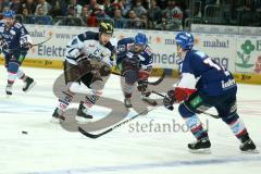 DEL - Eishockey - Finale 2015 - Spiel 5 - Adler Mannheim - ERC Ingolstadt - mitte Patrick Köppchen (ERC 55)  rechts Brandon Yip (MAN 59)