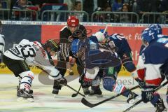 DEL - Eishockey - Finale 2015 - Spiel 5 - Adler Mannheim - ERC Ingolstadt - Bully Derek Hahn (ERC 43) Andrew Joudrey (MAN 11)