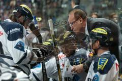 DEL - Eishockey - Finale 2015 - Spiel 5 - Adler Mannheim - ERC Ingolstadt - Cheftrainer Larry Huras auf der bank mit links Michel Périard (ERC 6) Jeffrey Szwez (ERC 10) Christoph Gawlik (ERC 19)
