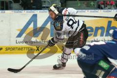 DEL - Eishockey - Finale 2015 - Spiel 5 - Adler Mannheim - ERC Ingolstadt - Sinan Akdag (MAN 7) hat den Schläger unter dem Helm von Jean-Francois Boucher (ERC 84)