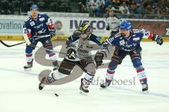 DEL - Eishockey - Finale 2015 - Spiel 5 - Adler Mannheim - ERC Ingolstadt - Derek Hahn (ERC 43) rechts Jochen Hecht (MAN 55)