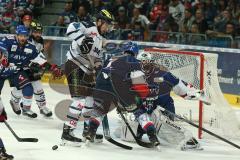 DEL - Eishockey - Finale 2015 - Spiel 5 - Adler Mannheim - ERC Ingolstadt - Sinan Akdag (MAN 7) Brandon Buck (ERC 9)  scheitert an Torwart Dennis Endras (MAN 44)